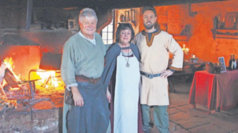 Weiland Gründer mit Eltern in mittelalterlicher Gewandung in der historischen Burgküche Ronneburg – Ursprung des Hypocras-Rezeptes