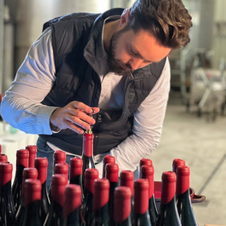 Herstellung des Hypocras: Handarbeit beim Versiegeln der Bio-Würzwein-Flaschen mit Siegelstempel