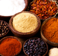 Auswahl an Bio-Gewürzen in Holzschalen – hochwertige Zutaten für den Weiland Hypocras Würzwein