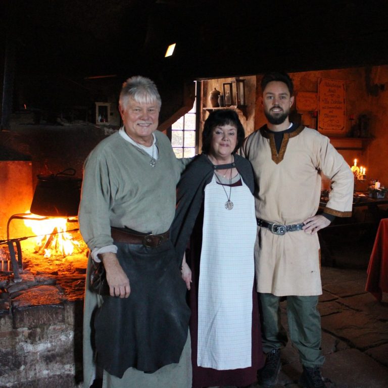 Weiland Gründer mit Eltern in mittelalterlicher Gewandung in der historischen Burgküche Ronneburg – Ursprung des Hypocras-Rezeptes